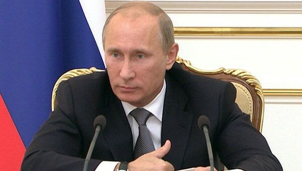 Путин похвалил чиновников за работу над бюджетом с шумом, гамом и слезами