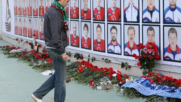 Стенд с фотографиями игроков ХК Локомотив, погибших в результате авиакатастрофы самолета Як-42. Архивное фото