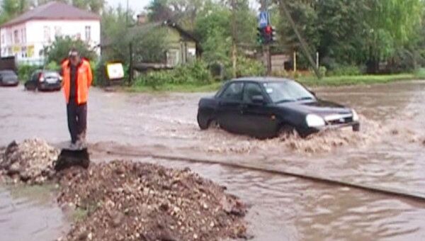 Проливные дожди затопили улицы в Отрадном Самарской области