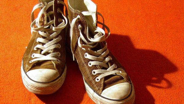 Как переводится на английский слово «снимать обувь»?