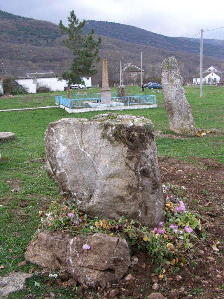 Менгиры - памятник первобытного человека в Байдарской долине