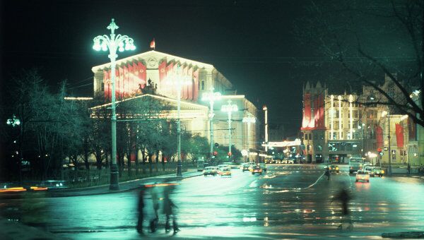 Вид на одну из городских улиц Москвы. Архив