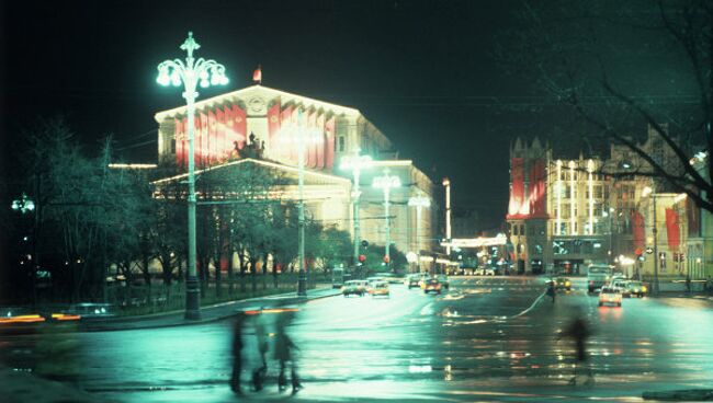 Вид на одну из городских улиц Москвы. Архив