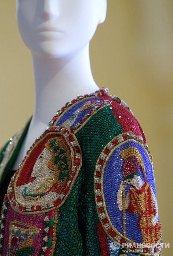 Выставка коллекции нарядов и ювелирных украшений Элизабет Тейлор