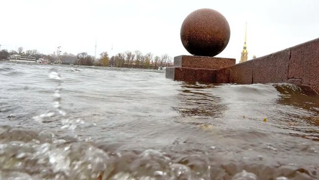 Сильный ветер на набережной Невы. Архив