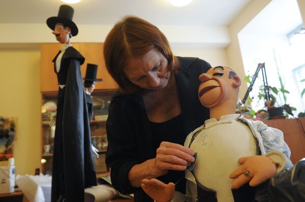 Сотрудница театра имени Образцова работает в мастерской по ремонту кукол