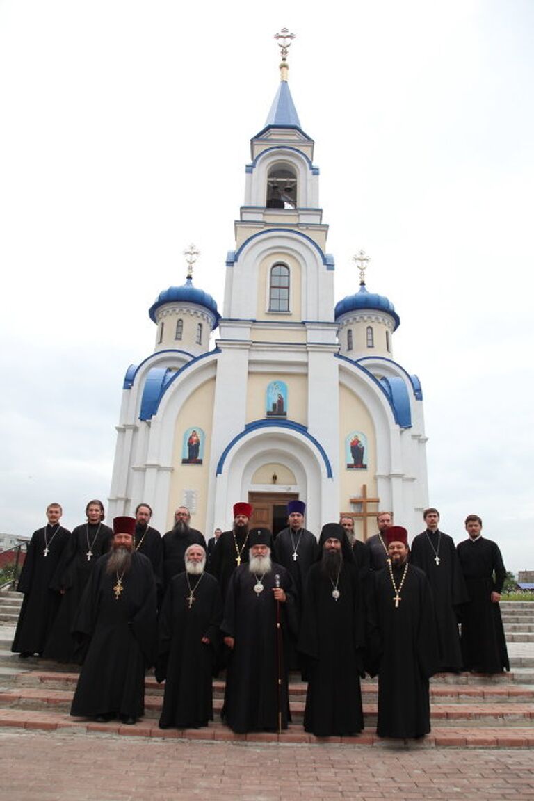 Священнослужители Арсеньевской епархии с архиепископом Влади