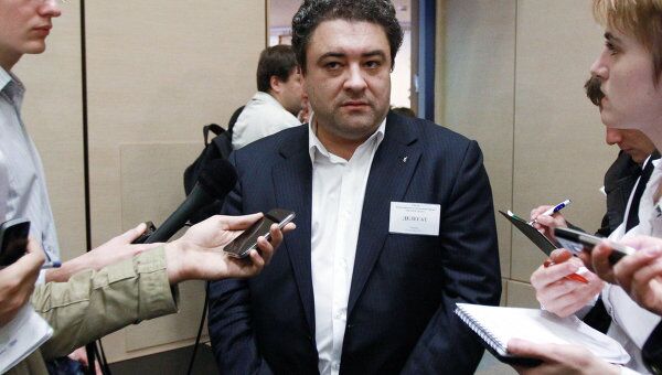 Бизнесмен Андрей Богданов (в центре) в Центре международной торговли в Москве отвечает на вопросы журналистов перед началом альтернативного съезда партии Правое дело