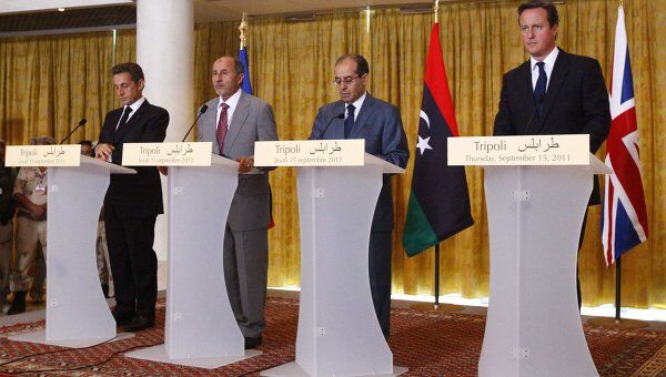 Николя Саркози, Дэвид Кэмерон и Мустафа Абдель Джалиль на пресс-конференции в Триполи 
