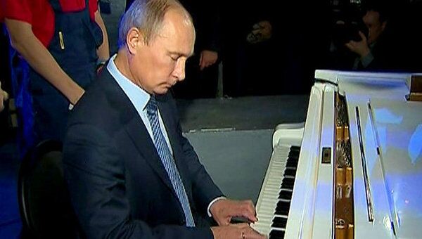 Путин сыграл на рояле и вбил монету в сцену-трансформер в Театре наций