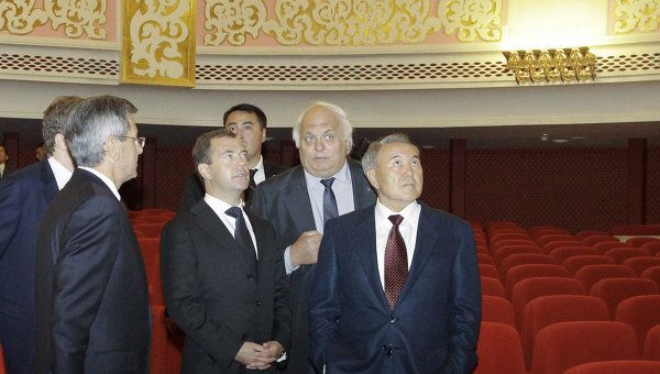 Посещение Д. Медведевым и Н. Назарбаевым Астраханского государственного театра оперы и балета