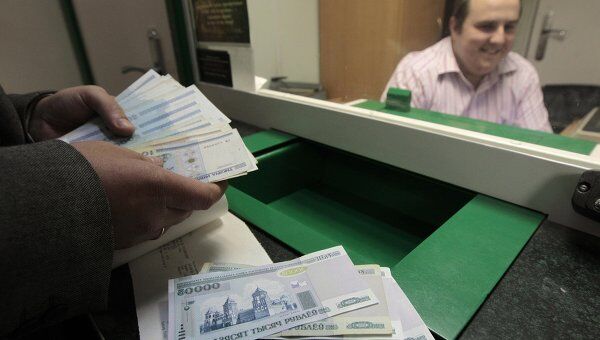 Обмен валюты в белорусском банке. Архив