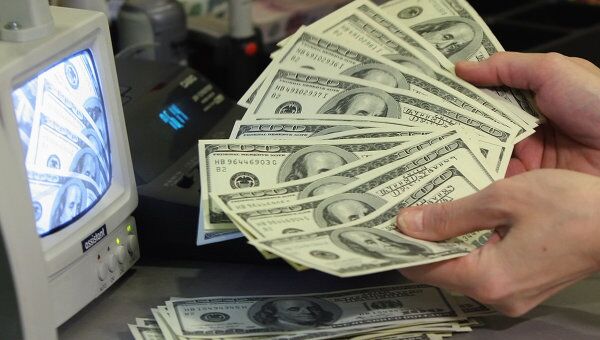 Доллар дорожает к мировым валютам на статистике из США