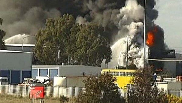 Густой черный дым от пожара на химзаводе накрыл столицу Австралии
