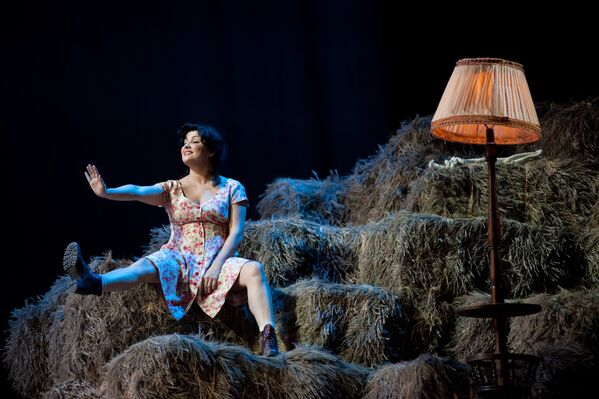 Анна Нетребко в роли Адины в сцене из оперы Любовный напиток в Мариинском театре