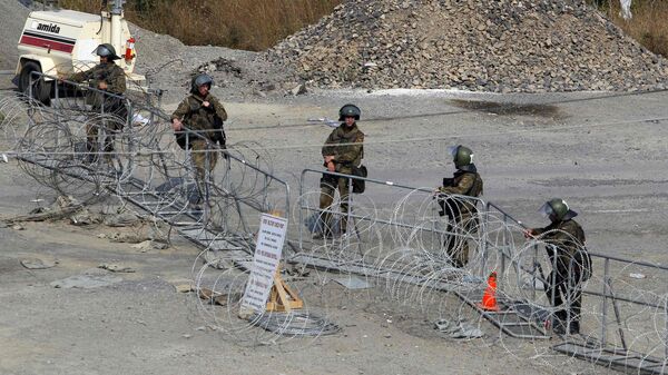 Солдаты армии KFOR на закрытой границе Сербии и Косово. Архивное фото