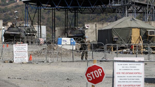 Солдаты армии KFOR на закрытой границе Сербии и Косово 