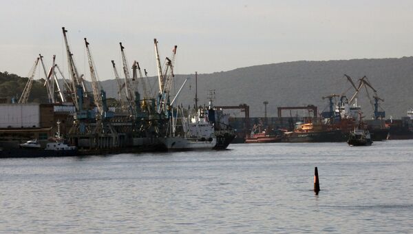 Порт в бухте Золотой Рог в Владивостоке, где произошло столкновение катера и грузового судна 