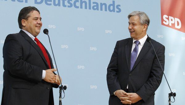 Клаус Воверайт и лидер Социал-демократической партии Германии Зигмар Габриэль после подведения итогов выборов