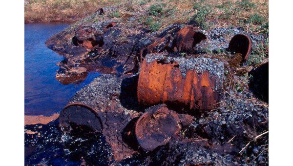 Загрязнение арктического побережья бочками из-под нефтепродуктов на Алеутских островах