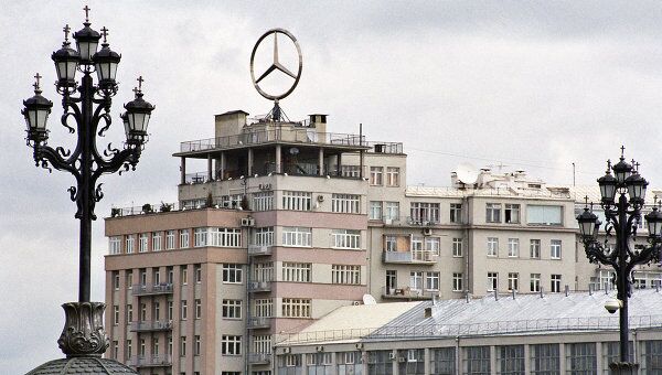 Власти Москвы демонтируют знак Мерседеса с крыши Дома на набережной