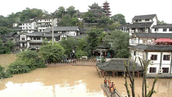 Cпасател ищут выживших в области наводнение в городе Чунцин в Китае