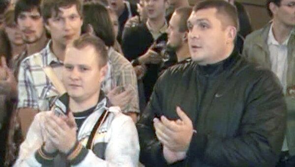 Десятки человек аплодировали в знак протеста в Минске