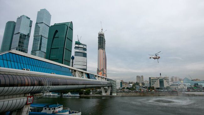 Пожарно-тактические учения МЧС на территории торгово-пешеходного моста Багратион и в высотном здании Москва-Сити Башня 2000. Архивное фото