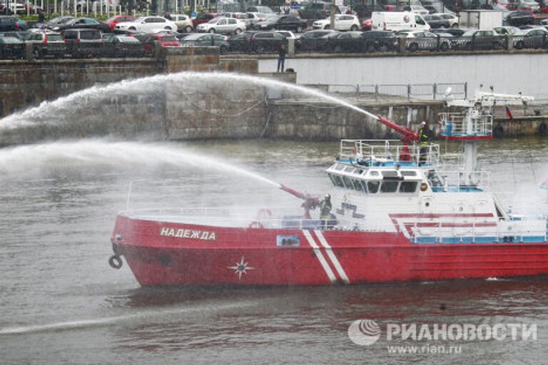 Пожарно-тактические учения МЧС на территории торгово-пешеходного моста Багратион и в высотном здании Москва-Сити Башня 2000