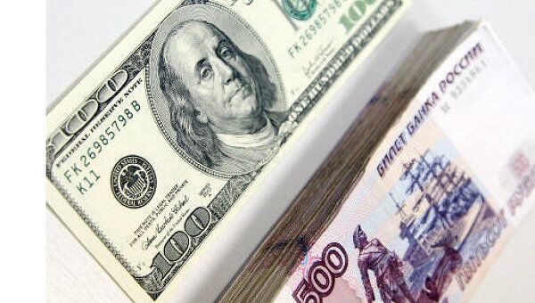 Доллар в четверг поднялся выше 32 рублей, обновив двухлетний максимум