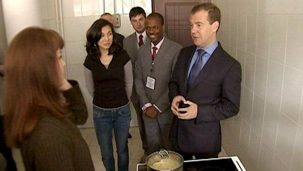 Студентки РУДН показали Медведеву, как в общежитии готовят диетическую пасту 