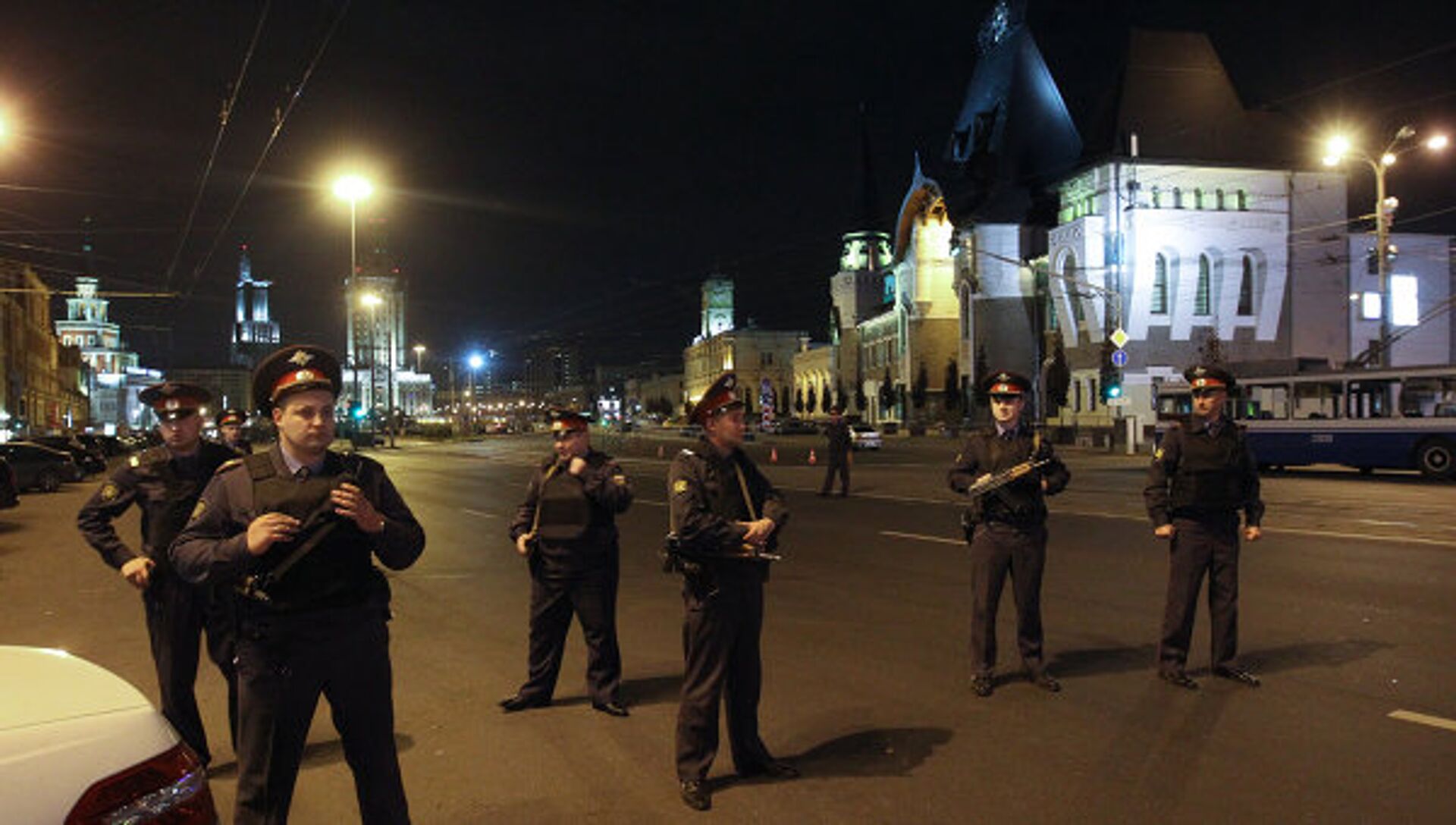 Полиция ночной клуб. Полиция ночью Москва. Полицейские Москвы ночью. Патруль на вокзале ночью. Милиция ночью на вокзале.