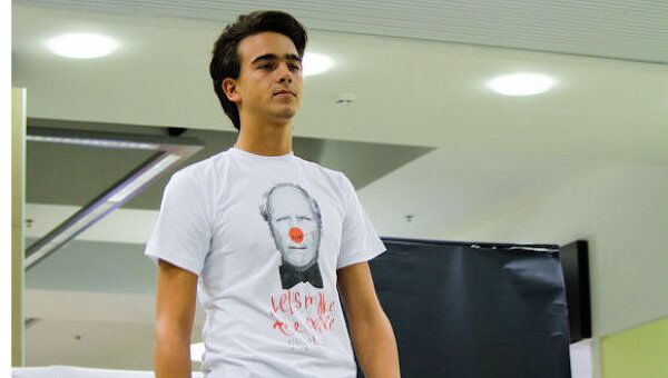 В День мира дизайнеры и знаменитости расписали футболки в Петербурге