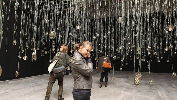 Инсталляция Сьюзан Хиллер Свидетель основного проекта Переписывая мры на 4-й Московской биеннале современного искусства