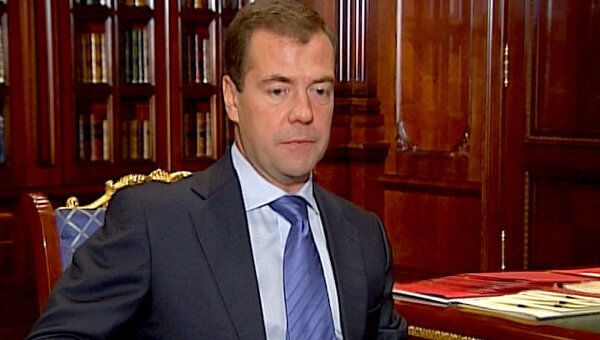 Медведев пообещал обсудить с банкирами непростую ситуацию на финрынках
