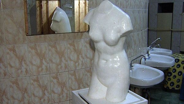 Скульптуру Венеры в парке Горького используют как гигантский кусок мыла