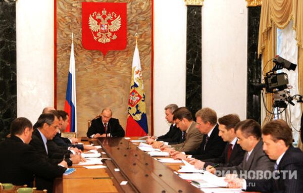 Владимир Путин провел совещание с членами правительства