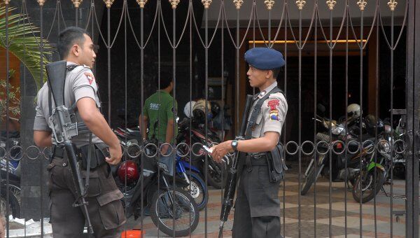 Полиция на месте взрыва в церкви в Индонезии