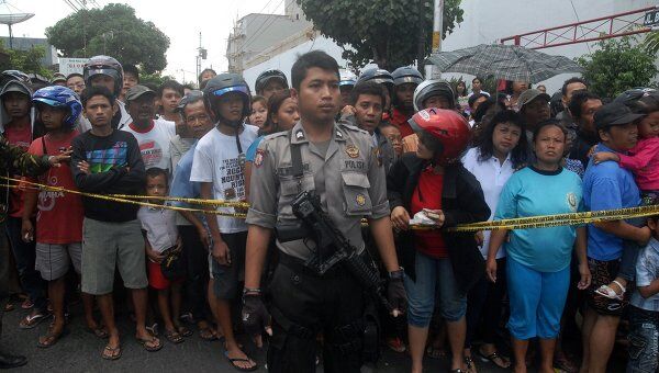 Полицейское оцепление места взрыва в церкви в Индонезии
