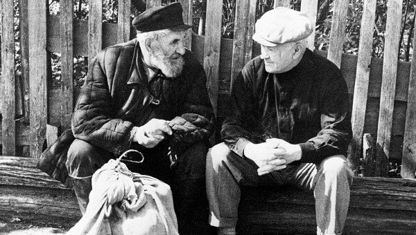 Народный художник СССР Аркадий Александрович Пластов (справа) со своим другом. Село Прислониха. Архивное фото