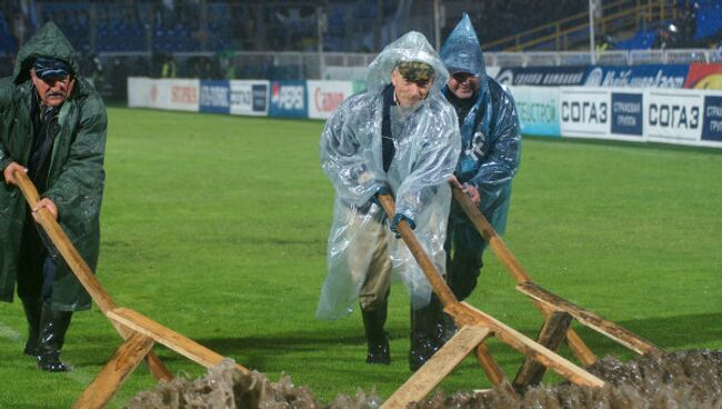 Уборка воды с футбольного поля