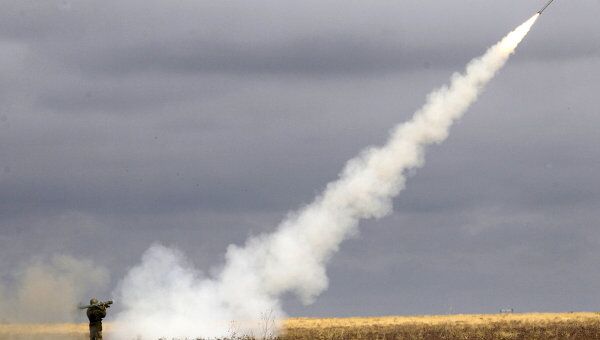 Запуск зенитной ракеты в ходе военных учений в Астраханской области. Архивное фото.