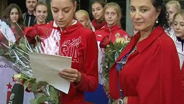 Овациями и цветами встретили гимнастку сборной РФ Канаеву в аэропорту
