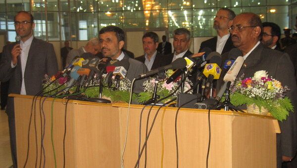 Президент Ирана Махмуд Ахмадинежад и президент Судана Омар аль-Башир на совместной пресс-конференции по окончанию визита Ахмадинежада в Хартум