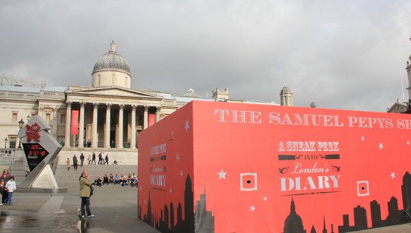 Инсталляция Пипс-шоу на Трафальгарской площади в Лондоне