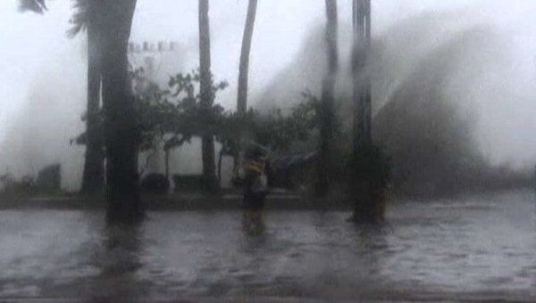 Тайфун Нисат обрушил на Филиппины трехметровые волны