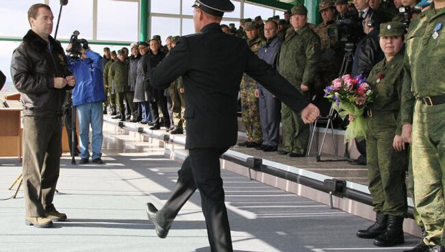 Президент РФ Дмитрий Медведев (слева) на церемонии вручения государственных наград участникам стратегических военных учений Центр-2011