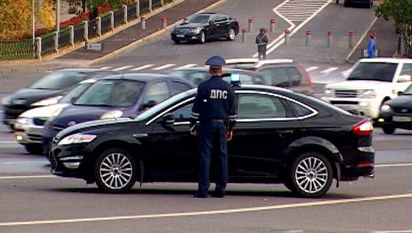 Полицейские ловили машины с незаконными мигалками у ворот Кремля