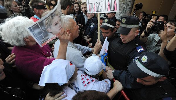 Сторонники Юлии Тимошенко пытаются прорваться сквозь оцепление милицией Печерского суда, где сегодня возобновляется процесс над экс-премьер-министром Украины Юлией Тимошенко.