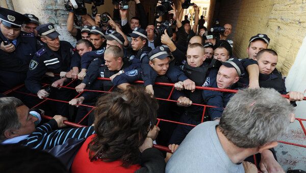 Оцепление милицией здания Печерского суда, где сегодня возобновляется процесс над экс-премьер-министром Украины Юлией Тимошенко